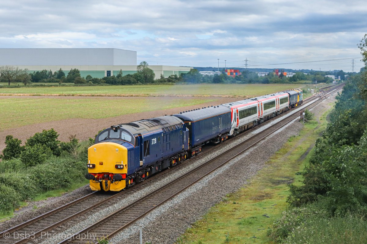 DSB3PHOTOGRAPHY's tweet image. Now owned by @EurophoenixLtd and on hire to @RailOpsGroup Ex DRS 37218 drags 175103 with class mate 37407 working 5Q42 from Barton Underneed wood Depot to Crewe seen here at Wichnor Juntion.

#class37 #class175