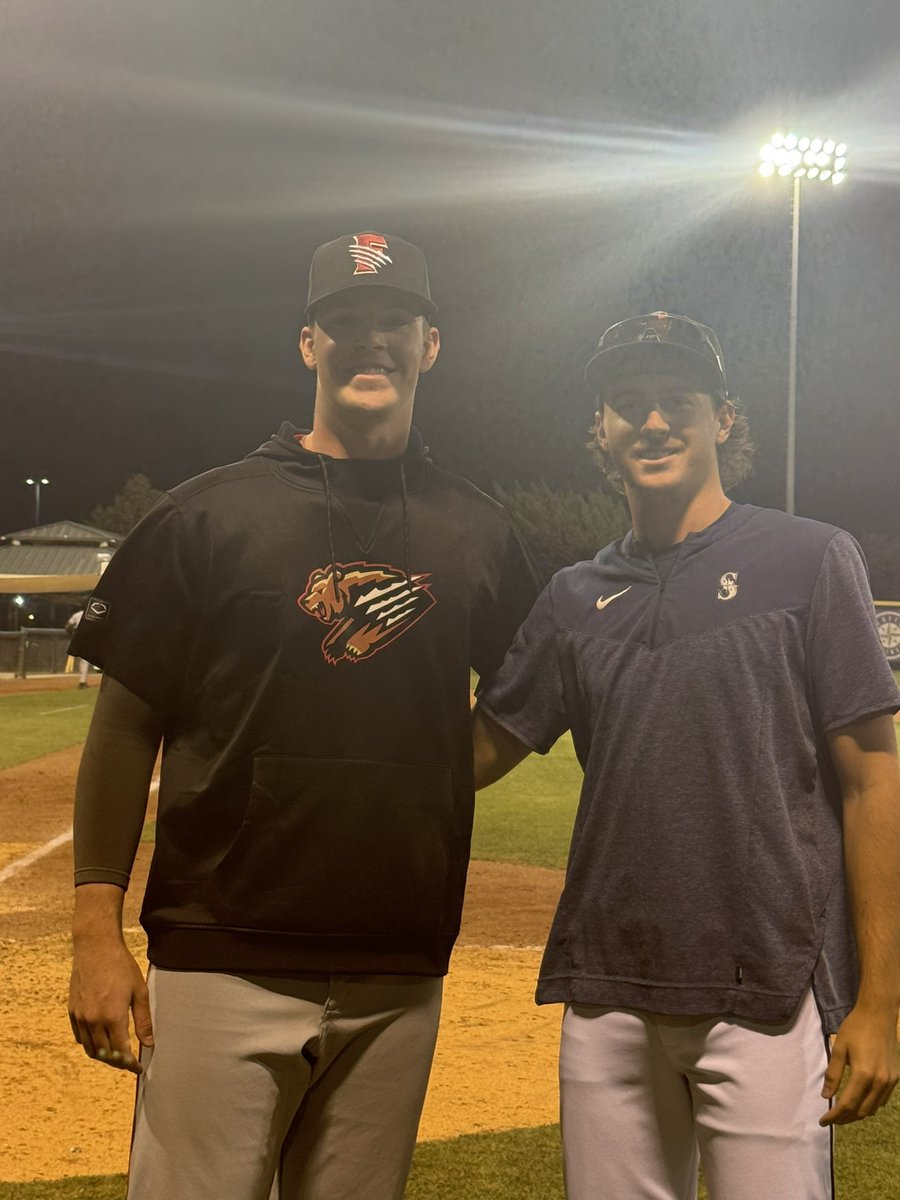 jukoachk's tweet image. Ks v Ks...

#KsPro &amp;amp; reigning Cali League Pitcher of The Week

@AJIzzi14 (Mariners)

Vs 

@McCade_Brown (Rockies) on Rehab Assignment

Not just playing against each other-but squaring off vs each other tonight!! 

Kinda cool. 

Good luck fellas! I expect 1-0 on unearned Run! 🙃