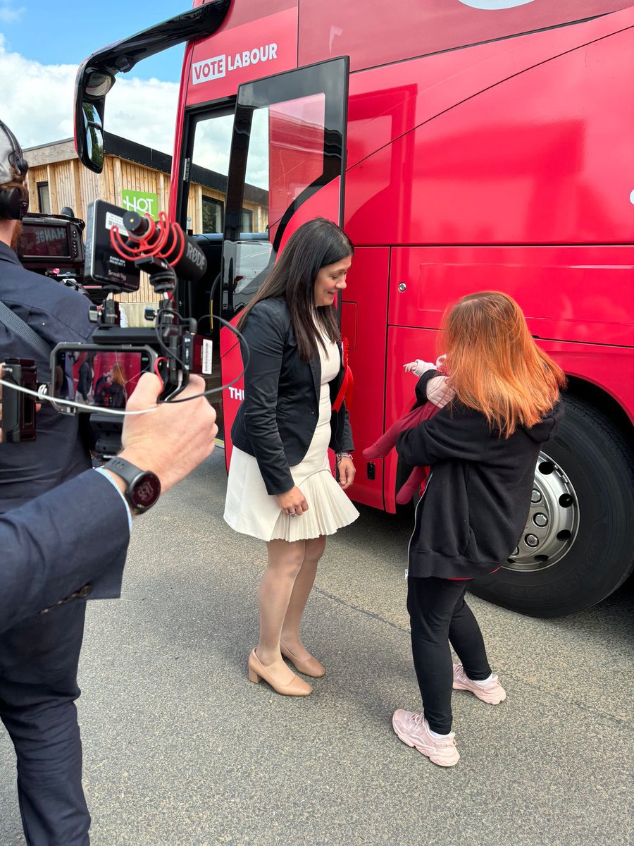 🌹 Day 14! West Midlands Young Labour’s youngest member meets <a href="/lisanandy/">Lisa Nandy MP</a> 🥹