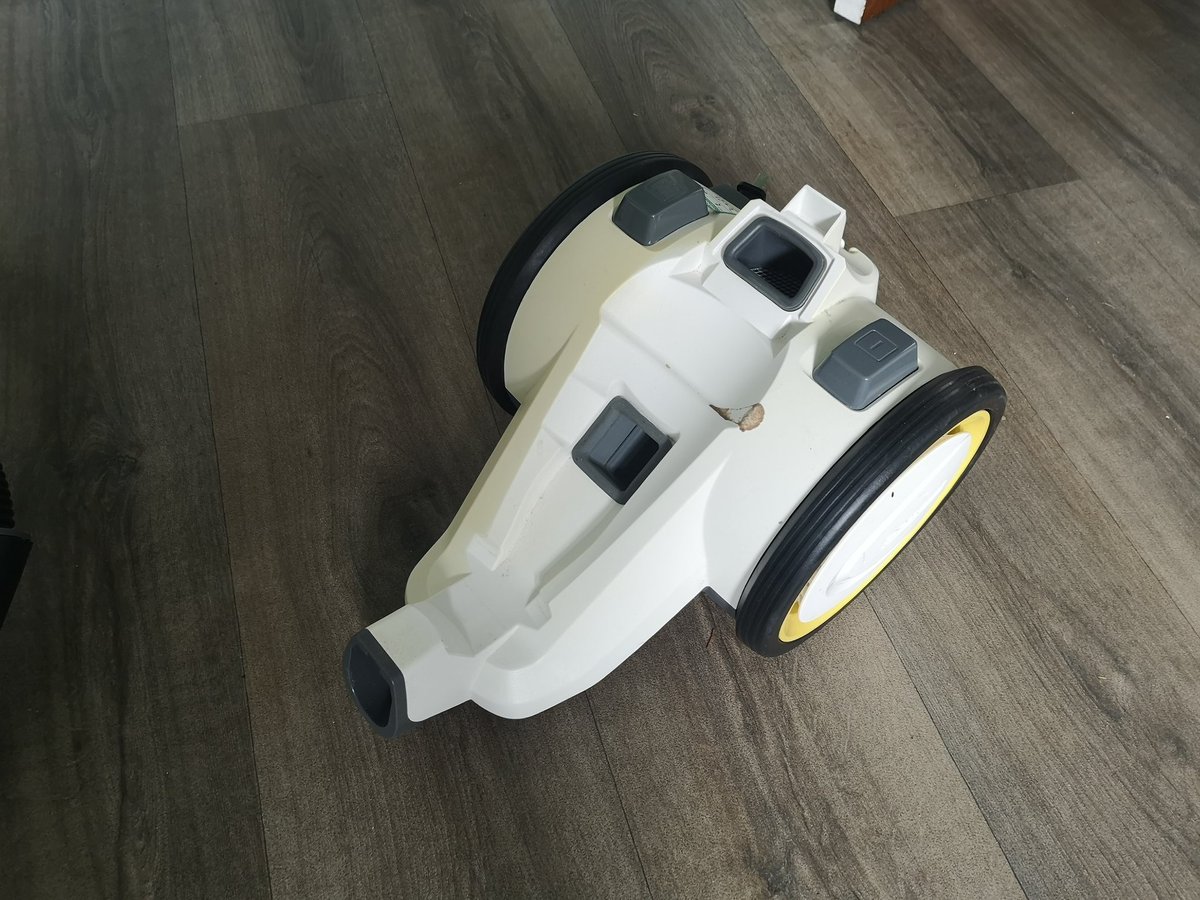 TheTomDune's tweet image. Discovered a vacuum cleaner in the house and now I'm just waiting for Craig Charles to introduce it to the arena #RobotWars
