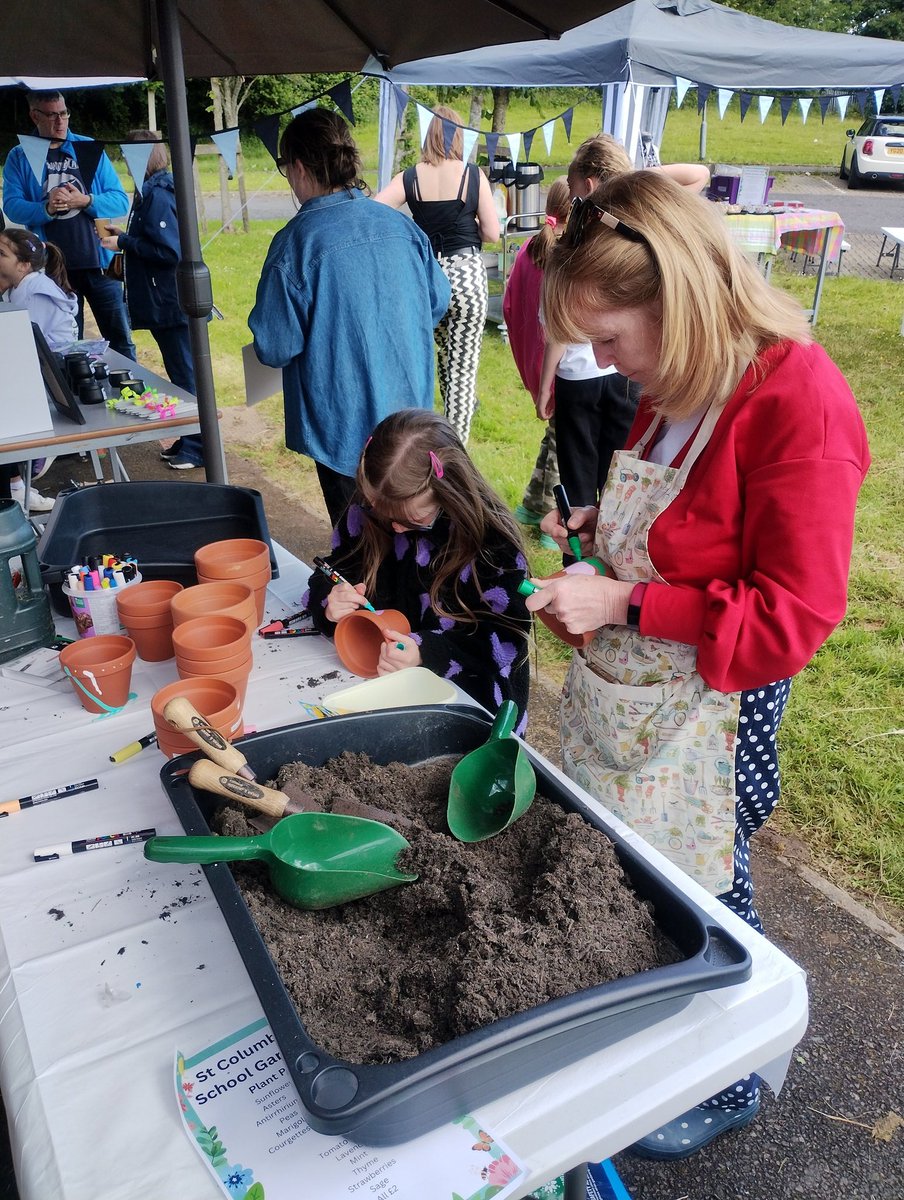 SGlobalgroup's tweet photo. Pupils, parents, staff and families had a lovely morning at the Garden Party, decorating and planting sunflower seeds.  #30dayswild #ecoschool #gardenschool https://t.co/1XK9R686Y1