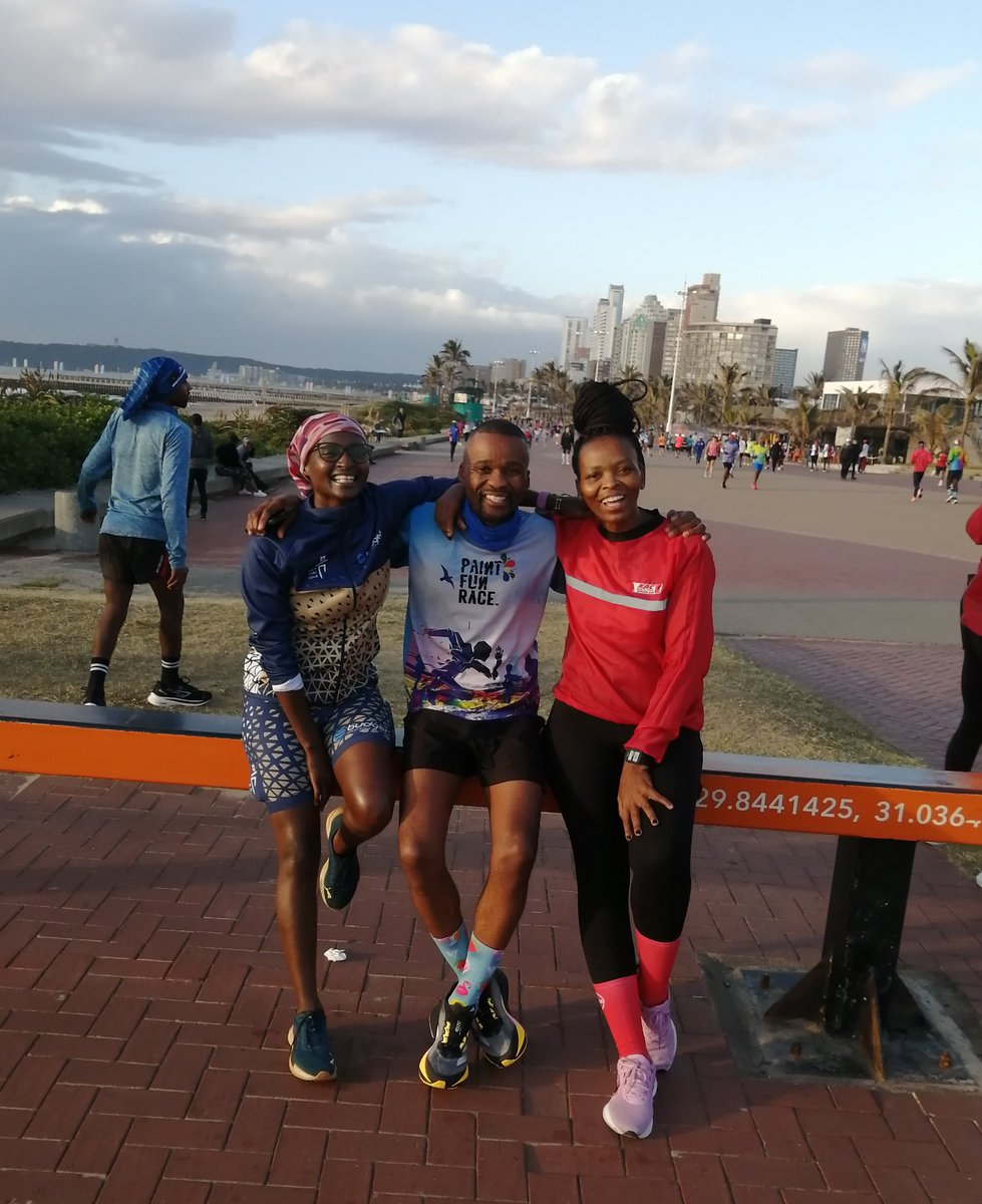 TitaMcunukelwa's tweet image. 6km shake out run done 🙂

met my babe  @nonzaphangela ❤️

and finally met @CaThiii_M ❤️

#ShakeoutRun
#IPaintedMyRun
#FetchYourBody2024
#TheStreetsAreCalling
#RunningWithTumiSole