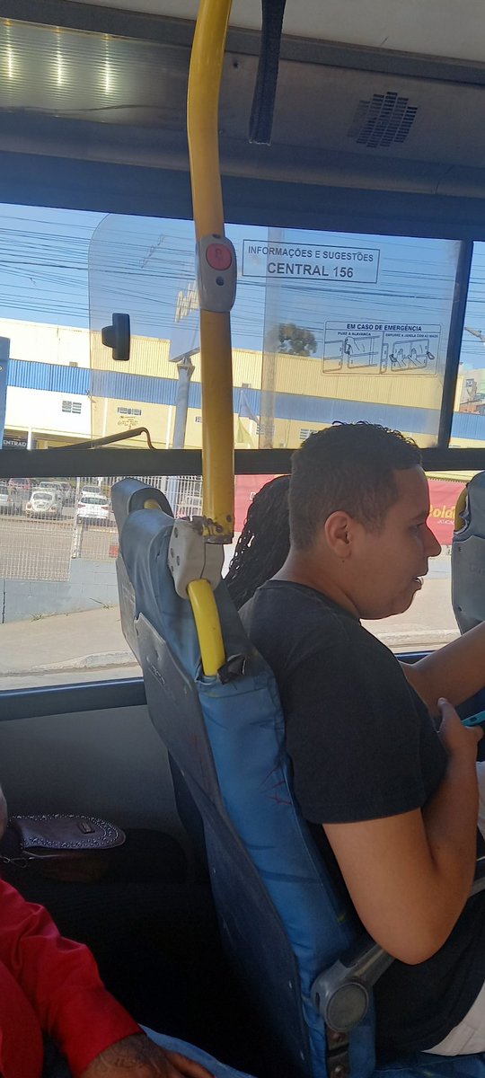 Renan41102's tweet photo. @sptrans 

Balaustre quebrado, podendo ferir alguém que precise se apoiar.

Carro 4 7232
Linha 342N-10
Empresa Pêssego Transportes 
Sentido TP-TS
Hora 10h30 https://t.co/dz6ZFHvBW7