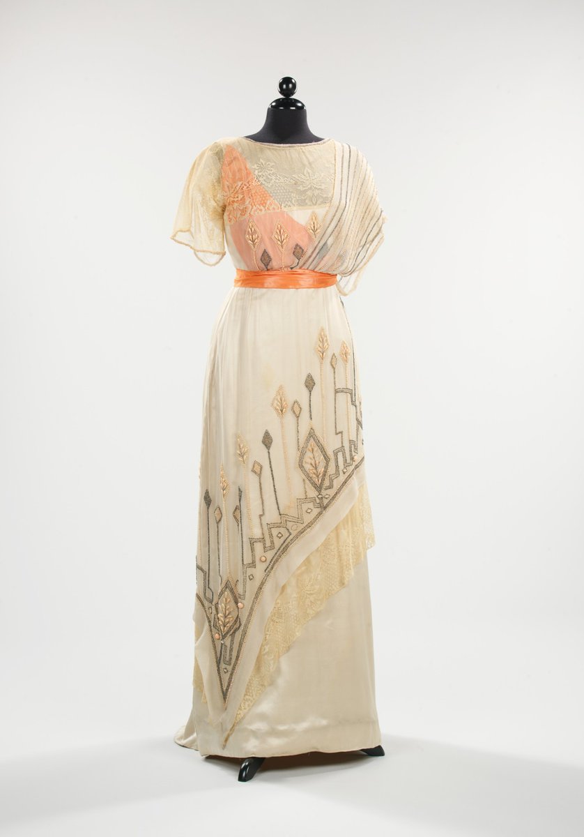 wikivictorian's tweet photo. Evening dress, 1911–13. The MET. https://t.co/yC6ezJI3NG