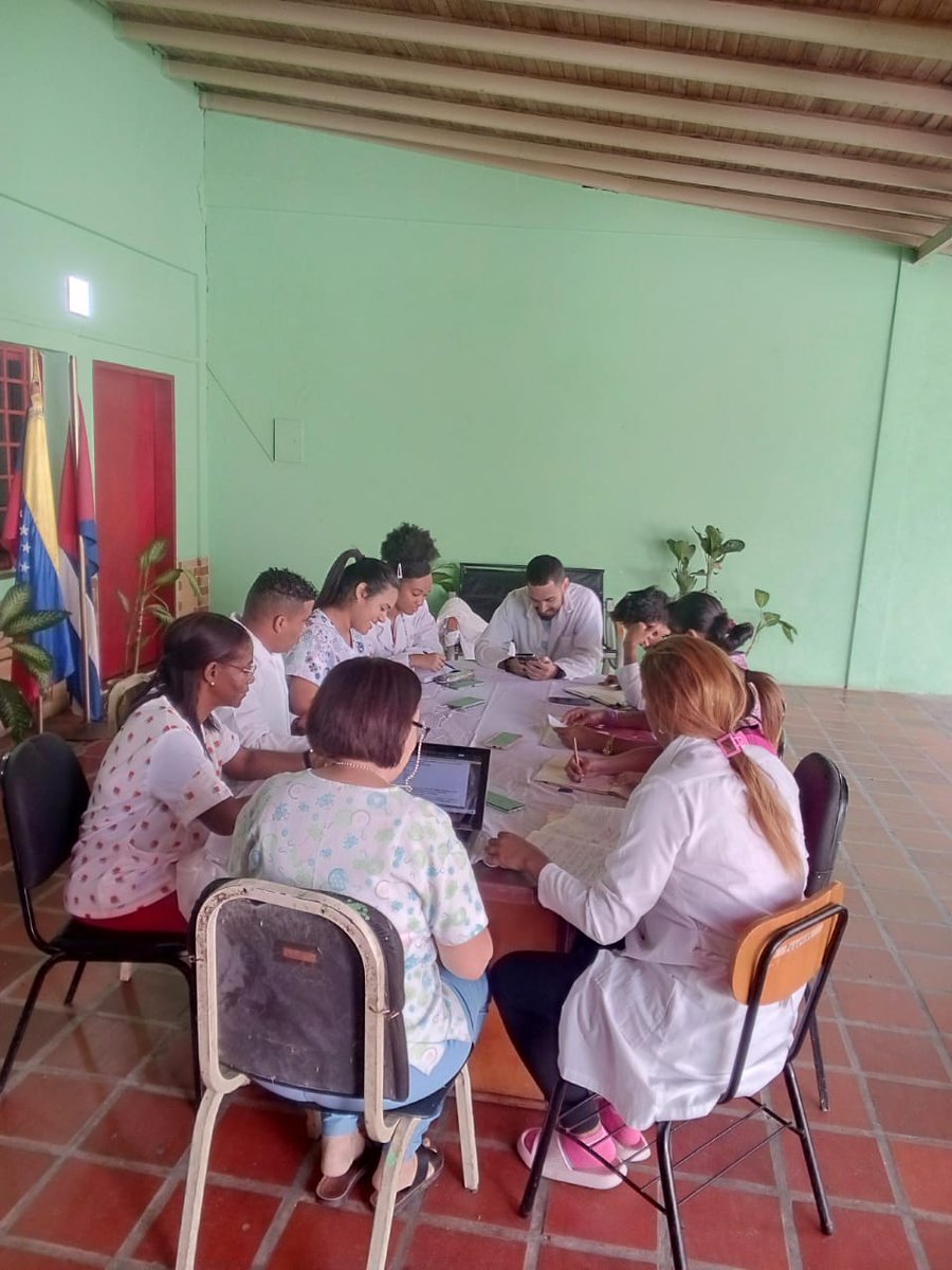 Dirección Estadal de Portuguesa.  Los médicos diplomantes en Fisiatría recibiendo sus clases preparatorias en la Villa de Tránsito Carlos Giménez del municipio Guanares. #CubaPorLaVida #CubaCoopera