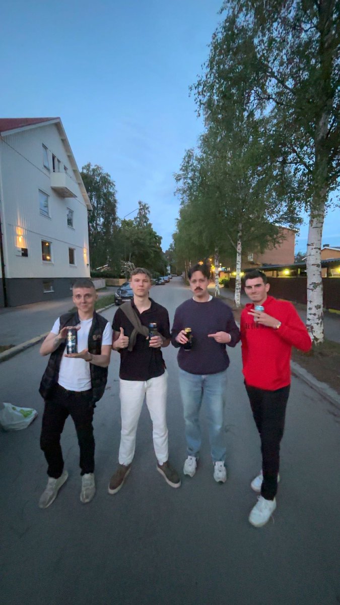 Podwars_'s tweet image. Nu är det dags för Kvartsfinal i @subzeroegames 
Idag spelar vi på scen och möter @Lilmixgg 
Vår aning är att lilmix kollade demo igår medans vi förberedde oss med ÖL! #PodPlow #Podwars