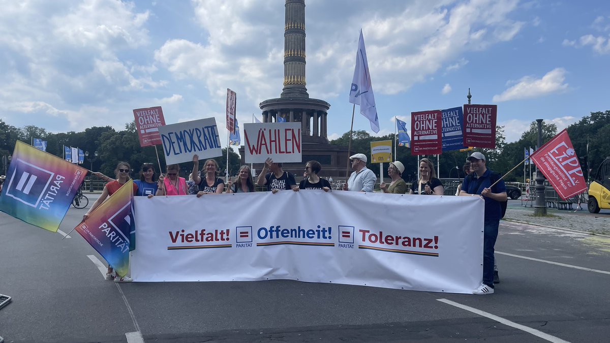 ParitaetBerlin's tweet photo. Soziale Arbeit braucht und fördert Demokratie und eine starke Zivilgesellschaft: Heute demonstrieren wir in Berlin gegen Rechtsextremismus und für eine starke Demokratie! Morgen ist #Europawahl_2024 – Geht wählen für eine offene und vielfältige Gesellschaft! https://t.co/U3meqCIWqO