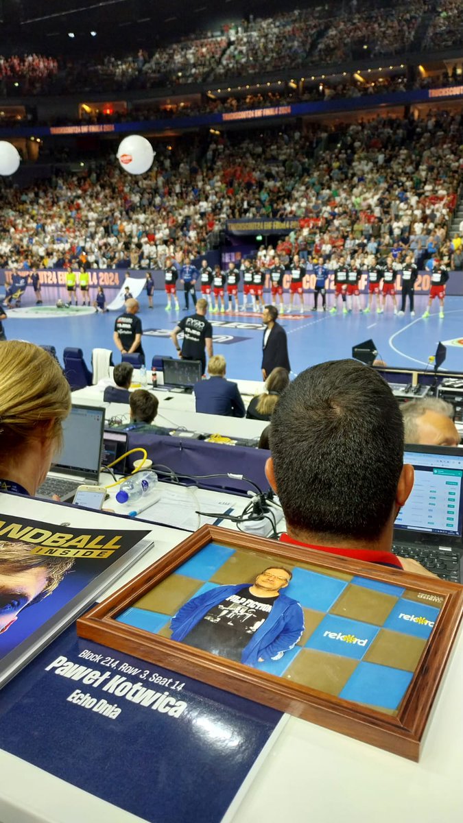 Il y a un an, notre confrère polonais Pawel Kotwica est décédé d'un arrêt cardiaque en pleine finale de la Ligue des champions à Cologne. Dans la tribune de presse de la Lanxess Arena, sa place reste vide cette année😢