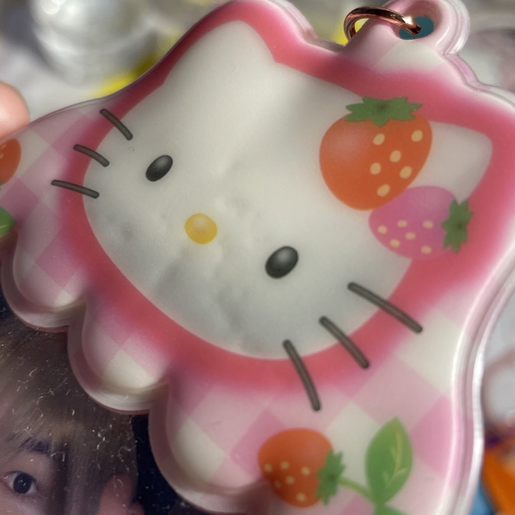 forraopenkonD's tweet photo. wts // 🍓🍓

hello kitty photocard holder [strawberry red] 2022
น้องมีตำหนิเป็นรอยทับของพวง ขอคนรับได้ 

เพิ่มเติมdm
🍓270฿ รวมส่ง
#ตลาดนัดsanrio #ตลาดนัดซานริโอ้ #ตลาดนัดเฟรมการ์ด https://t.co/ukZcQy1NuX
