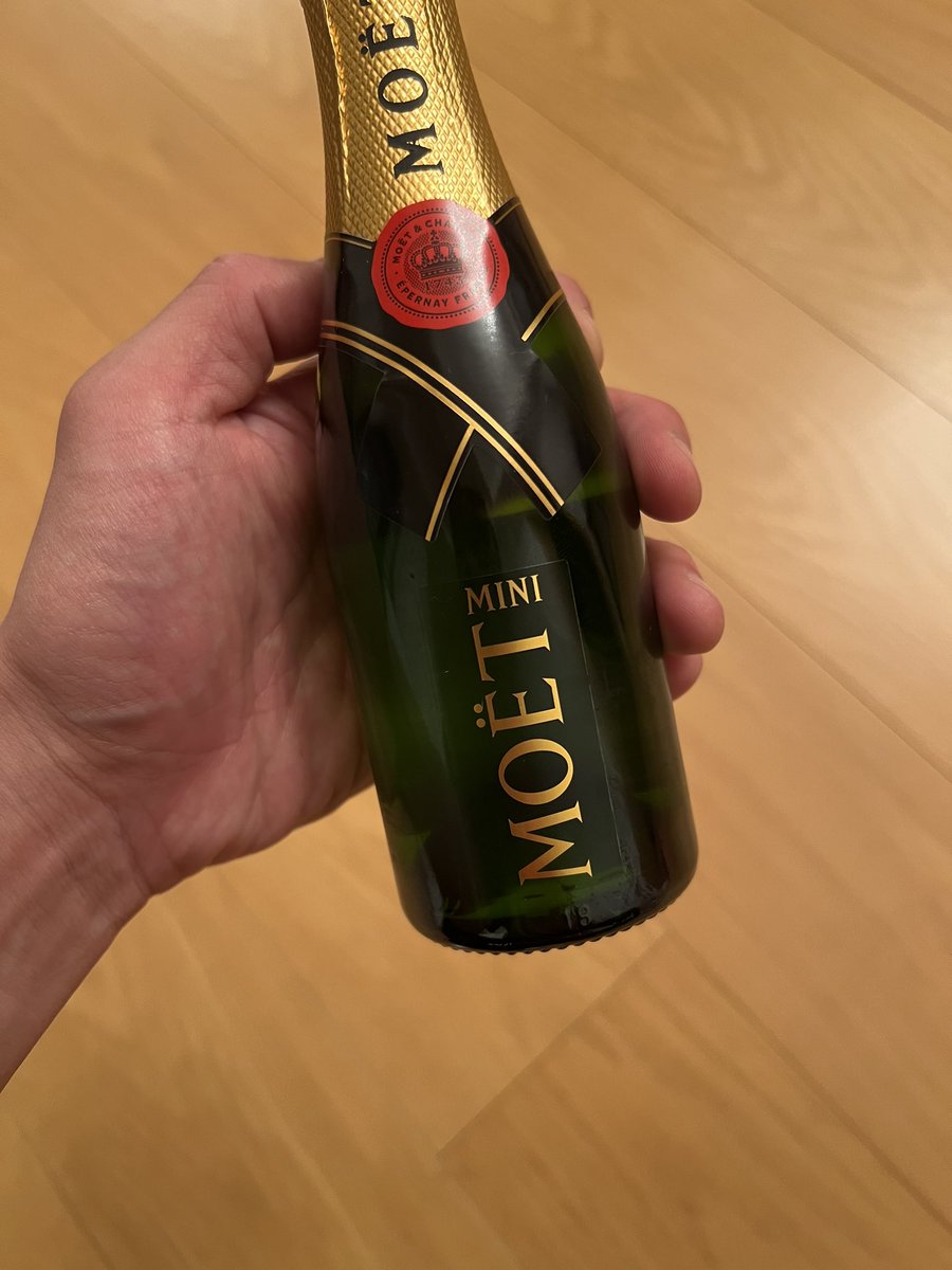 Tomohisanine's tweet image. Saturday night.
いま飲んでる方は楽しんでください^ ^

#MOETCHANDON