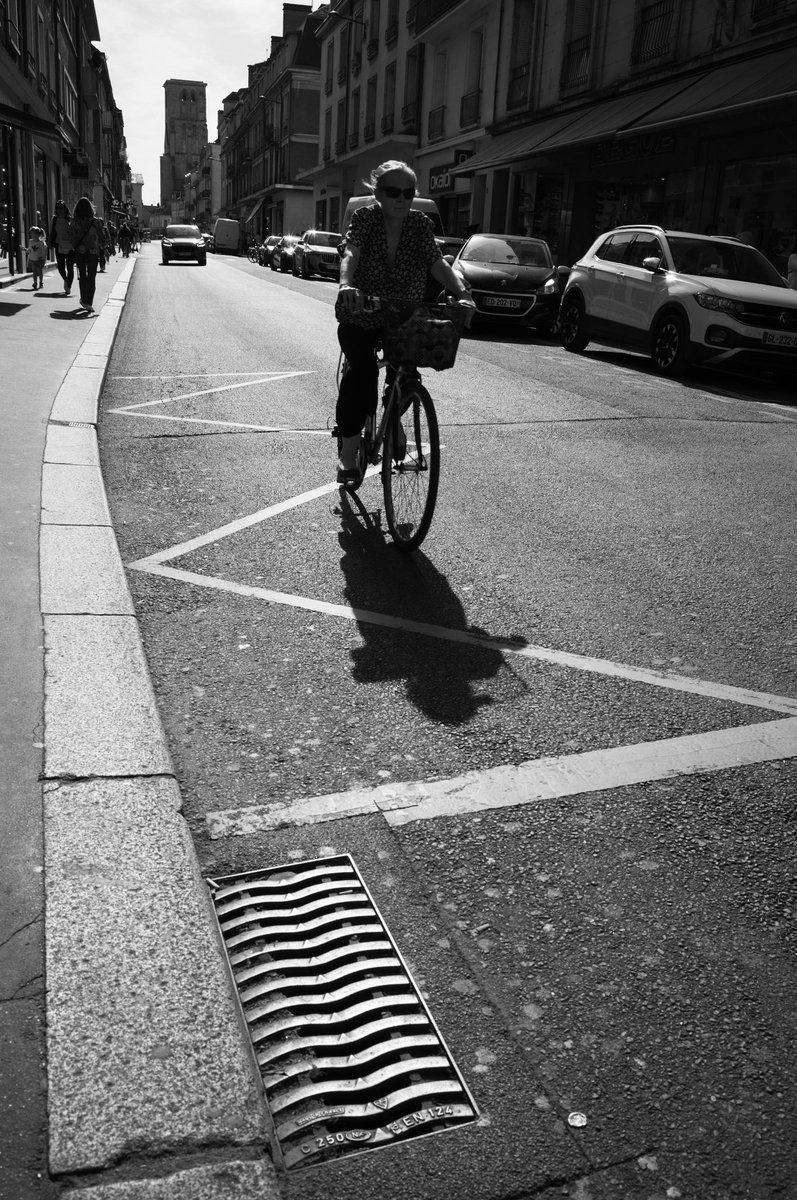 Street photography #Tours #streetphotography #bnwphotography #leica <a href="/villedetours/">Ville de Tours</a>