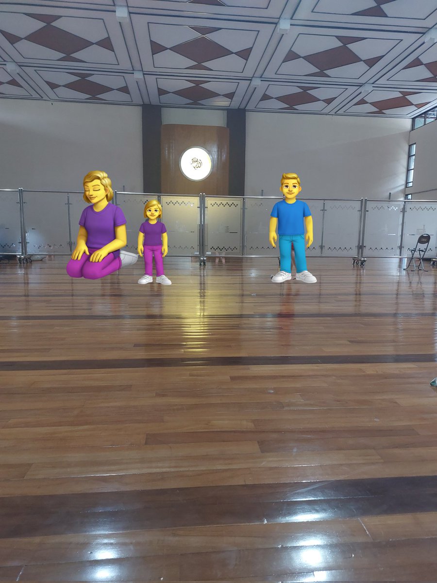 haechanahceak's tweet photo. Hari ini aku abis ngeliat good parenting. Jadi tadi waktu abis solat tuh kan ada 2 anak kecil di depanku, kakak-adik.
Kakaknya cwok, adenya cwek, ibunya lagi solat terus mereka main berdua.
Mereka main tendang2 bola dari kertas gitu, nah ada 1 ucapan kakaknya yang bikin aku : 😍 https://t.co/I5Op6LYNEW