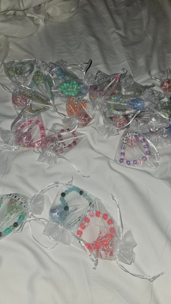MariJose7_TXT's tweet photo. I will be handing out freebies during the merch line!! Come see me and feel free to ask :3
#TXT #DC  #Washington_DC #act_promise https://t.co/gRiStkmePY