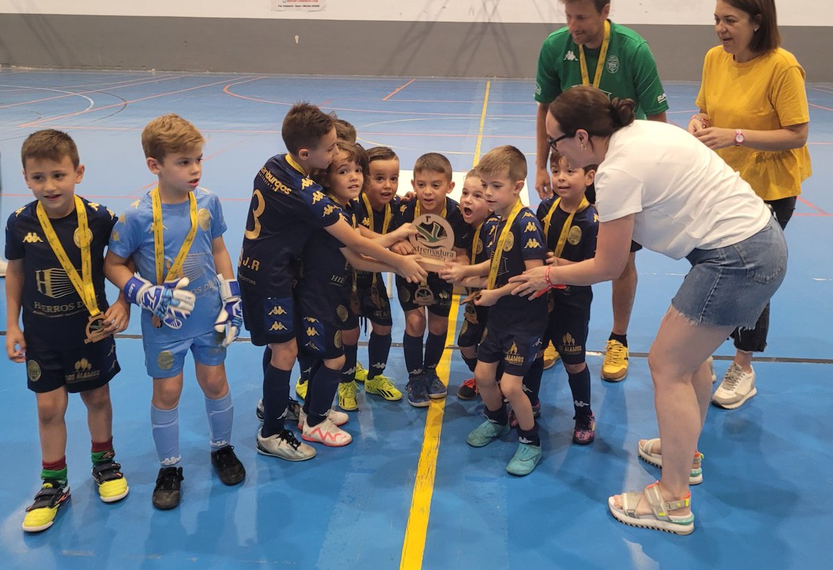 FedExFutbol's tweet photo. 🎉🥇¡¡¡CAMPEONES!!!🥇 🎉

👏 👏 👏¡Enhorabuena @ciudaddeplasenc, 🏆CAMPEÓN DE EXTREMADURA Zagalín Fútbol Sala al imponerse 3-1 al @cddiocesano en la final regional disputada en 📍Calamonte!

#Extremadura 💚 🤍 🖤
#JugamosEnEquipo https://t.co/iLDPUl9BqV