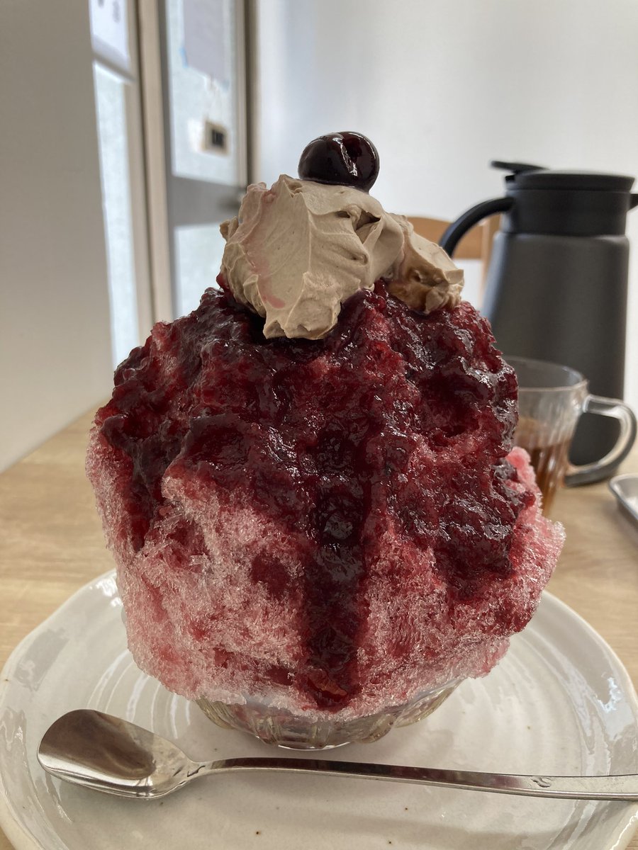 Io7Jk2's tweet photo. 浅草橋
Boogiee  
あめりかんちぇりー🍒　1200円

たっぷりの果実ソースにチョコレートクリームがたっぷり乗せてあります。
中にもアメリカンチェリーの果肉がたくさん入ってました❣️

#かき氷　#東京かき氷 https://t.co/WygvKbaxKh