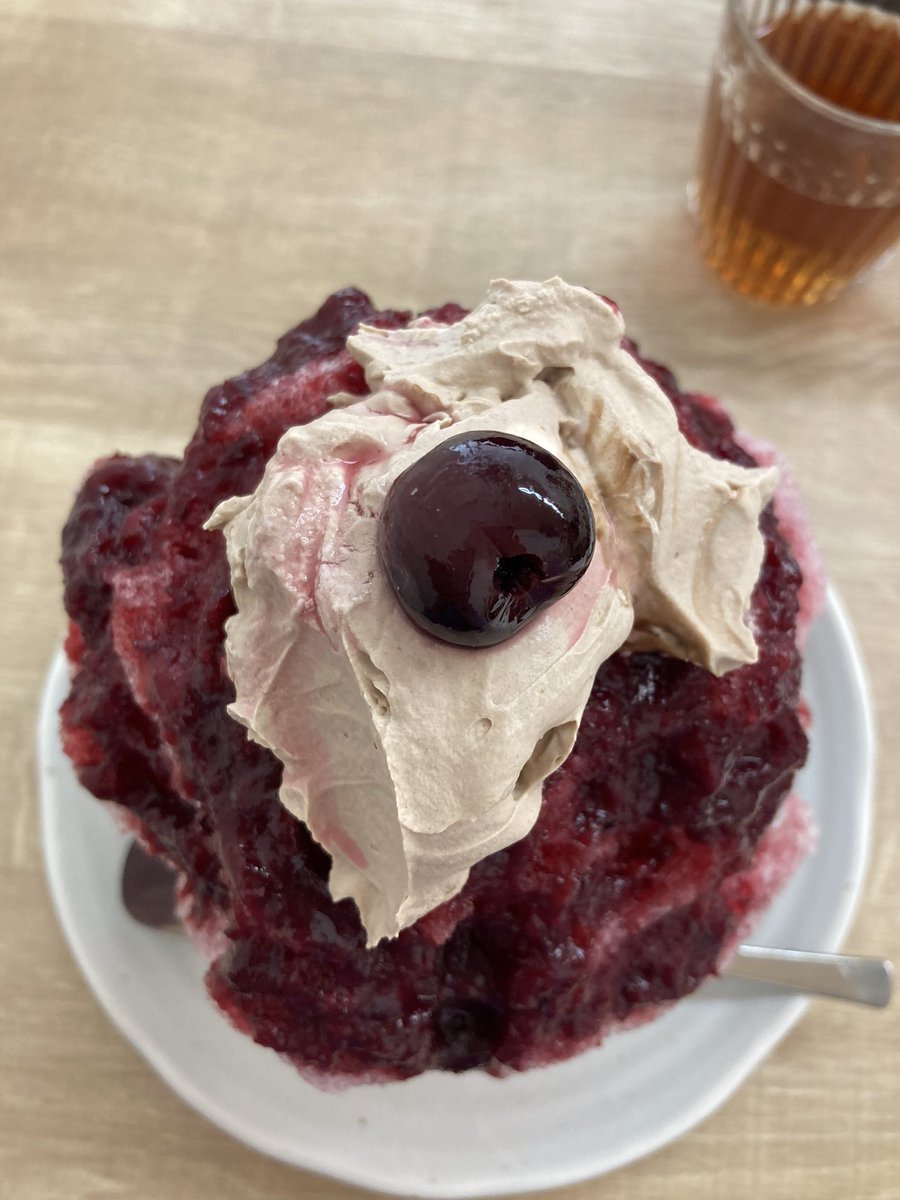 Io7Jk2's tweet photo. 浅草橋
Boogiee  
あめりかんちぇりー🍒　1200円

たっぷりの果実ソースにチョコレートクリームがたっぷり乗せてあります。
中にもアメリカンチェリーの果肉がたくさん入ってました❣️

#かき氷　#東京かき氷 https://t.co/WygvKbaxKh