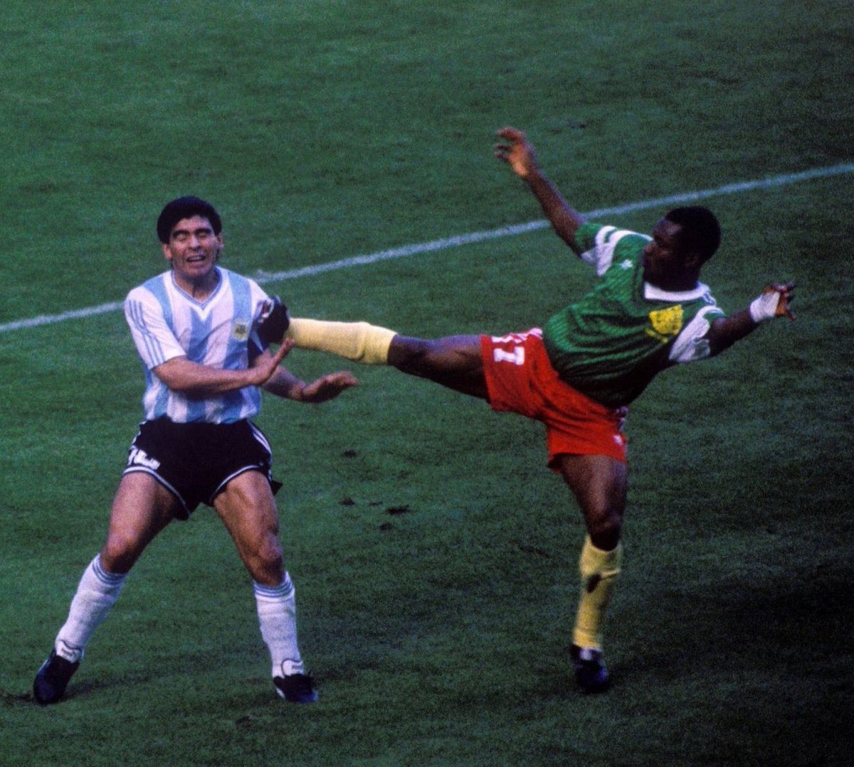 في مثل هذا اليوم - من عام 1990 ؟؟

افتتاحية كأس العالم التي جمعت حامل اللقب منتخب الأرجنتين ضد الكاميرون وتصنف من أكثر المباريات عنفاً و وحشية في المونديال !

مارادونا يروي ماحدث في تلك المباراة ⬇️