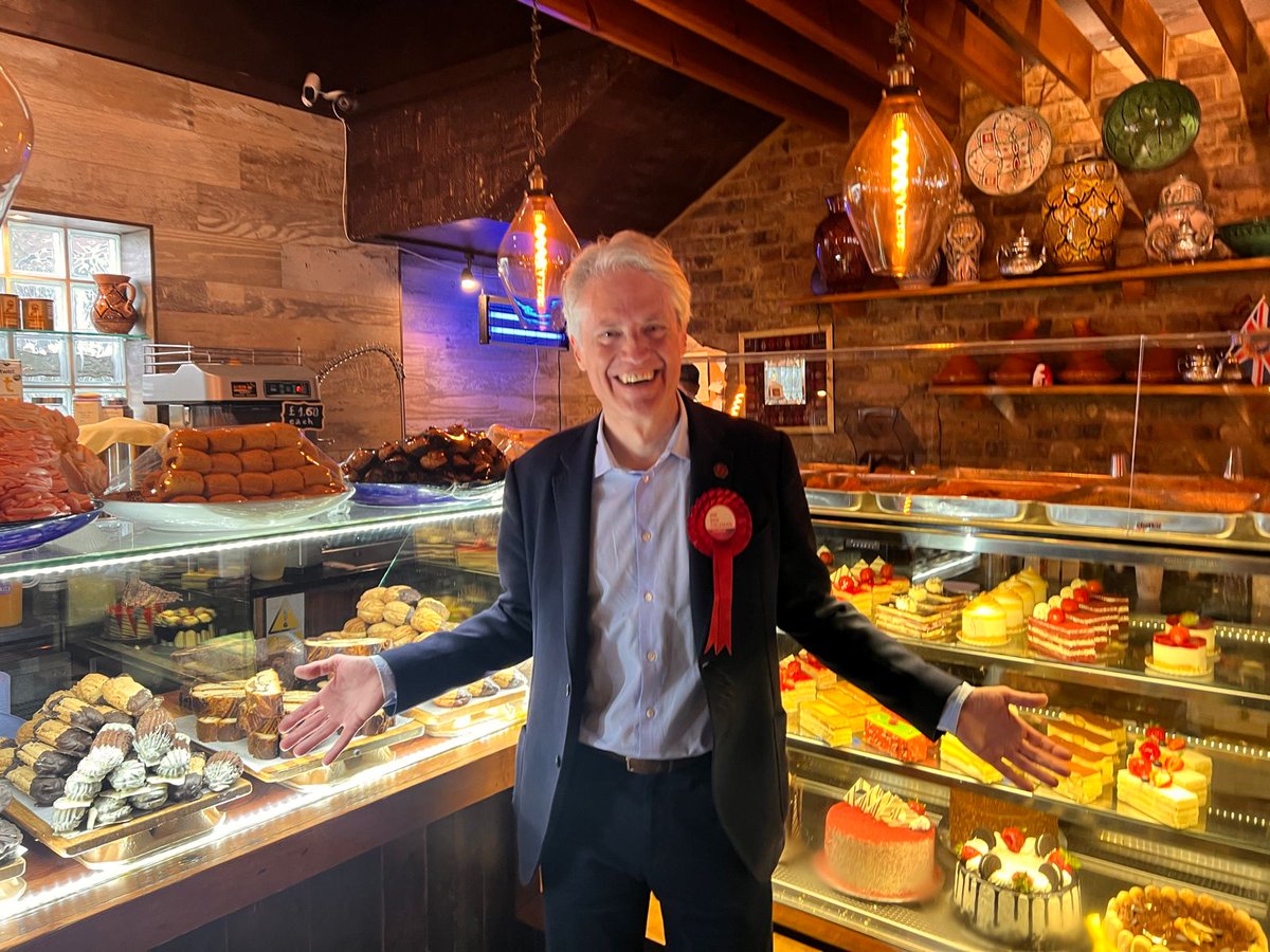 Great to talk to traders and customers along the North End Road today explaining how Labour will focus on what matters to small businesses. Stamping out late payments, fairness on business rates, ridding our high streets of anti-social behaviour, and creating economic stability.