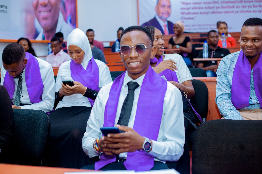 DrBSanga's tweet photo. Wahitimu na wanachama mbalimbali kutoka Vyuo vikuu wakiwa katika mahafali ya kwanza ya Vyuo vikuu inayoendelea katika Ukumbi wa Hakainde Hechilema Makao Makuu ya @ACTwazalendo DSM
#SautiyaVijana
#ACTWASO https://t.co/VYELaRFRDT