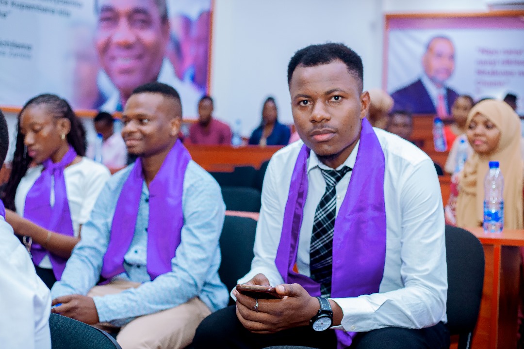 DrBSanga's tweet photo. Wahitimu na wanachama mbalimbali kutoka Vyuo vikuu wakiwa katika mahafali ya kwanza ya Vyuo vikuu inayoendelea katika Ukumbi wa Hakainde Hechilema Makao Makuu ya @ACTwazalendo DSM
#SautiyaVijana
#ACTWASO https://t.co/VYELaRFRDT