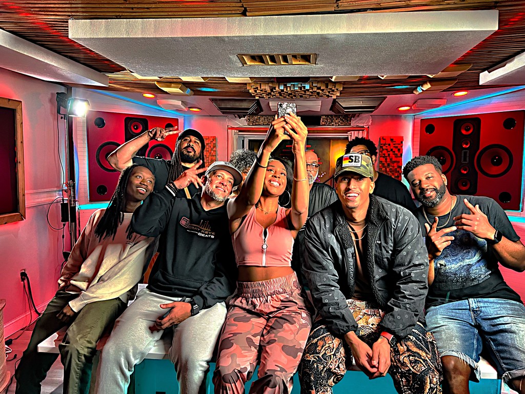 ThisIsLexC's tweet photo. From the videoshoot with TrePeace @officialtrepeace. This day turned out to be so much fun! Gang - @graykeyzmusic @dbottzyoubeatin @thejevonangel @mfmousequake
#LexC #TrePeace #GrayKeyzMusic #SoulAsylum #Bottz #JevonAngel #Mousequake #DreamAbout #TypeShit #InTheStudio #greatness https://t.co/CfKcHXHcxn