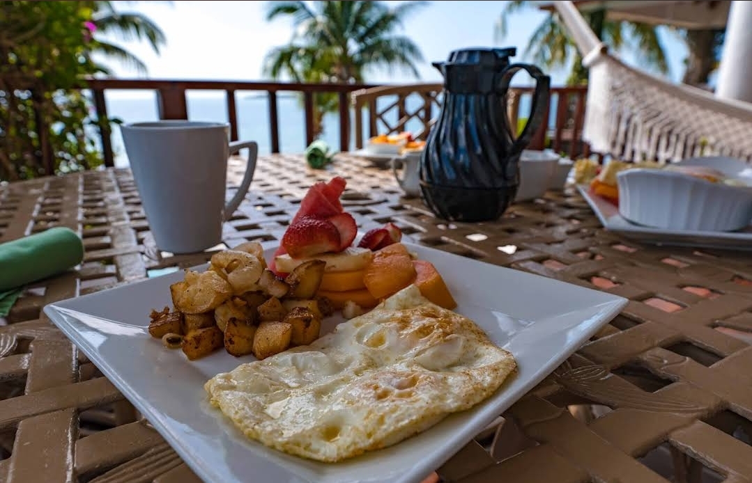 BelizeResortCMV's tweet photo. Rise and shine to a Belizean feast! π³π¦ Our beachfront restaurant serves up fresh seafood, local delicacies, and tropical cocktails that'll transport your taste buds straight to paradise. #SavorSaturday #BelizeCuisine #ChabilMar https://t.co/BBMJjIV8ay