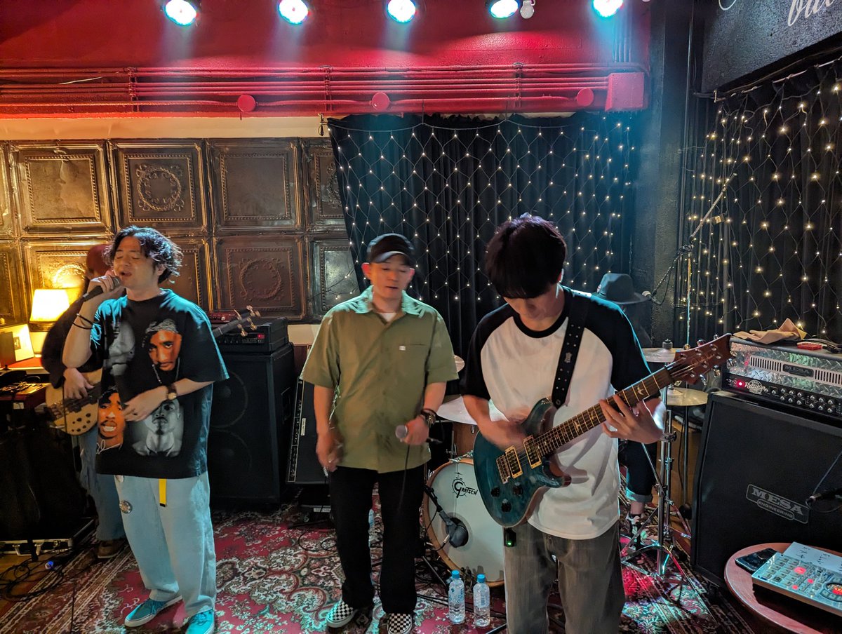 ENSEN_RENGAYA's tweet photo. ベーシック初めて〜😆
綺羅びやかな空間で楽しむバンドミュージック最高!別日に仲良くなったバンド同士がたまたま対バンしてるのってなんかテンション上がるよね!
@Cyan_official_
@GxTxF
#publicbarbasic
#パブリックバーベーシック
#antifad
#takeemall https://t.co/Wl7zF6o0WX