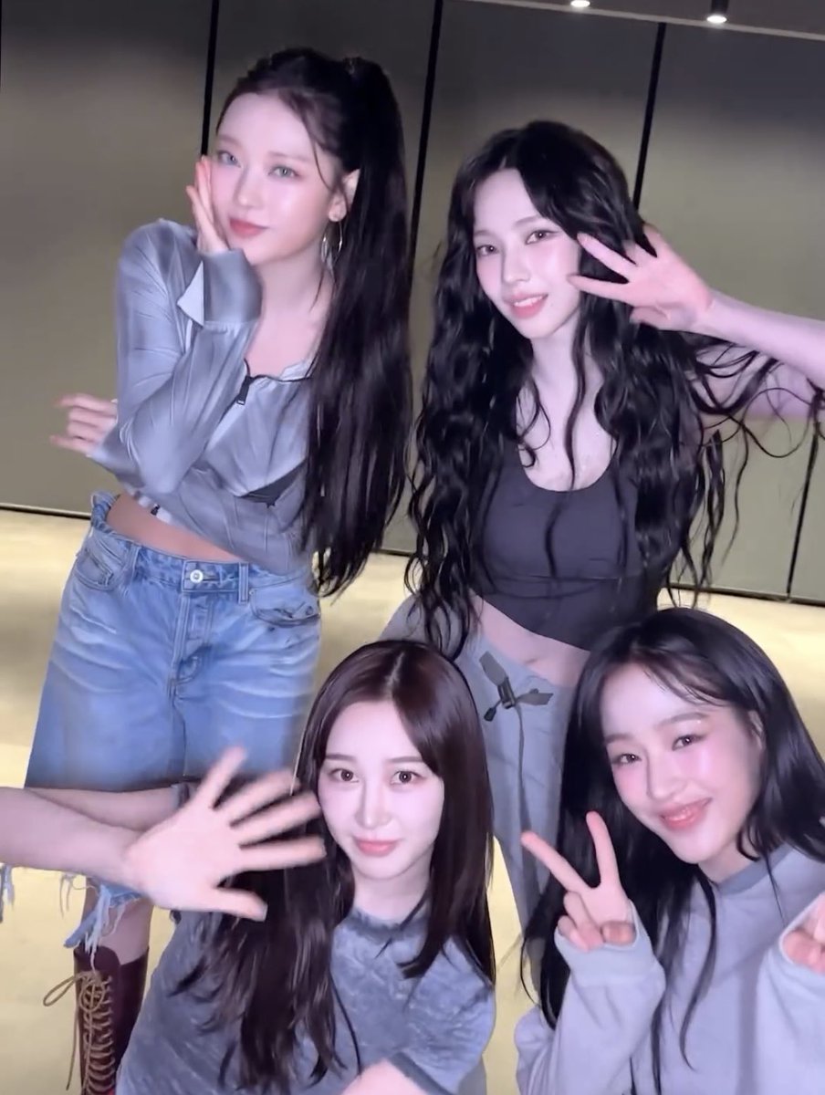 ujiminphoria's tweet image. Minji said she received the &quot;in case of an alien invasion, the person who doesn’t listen to Armageddon will be eaten first&quot; stickers from Karina and Giselle so the girls asked them to spread it around their company but their manager said no but they spread it secretly😭