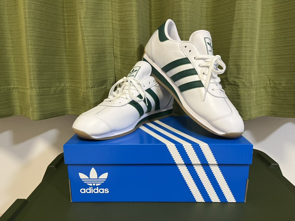 shalala106's tweet photo. 自分の誕生日祝いに🎁
かかとにadidasマークの入った
カントリーが出てたんで
即購入👟❣️
平盃は諦めました🍶
#adidas #COUNTRY2 https://t.co/3SeYepcKjY