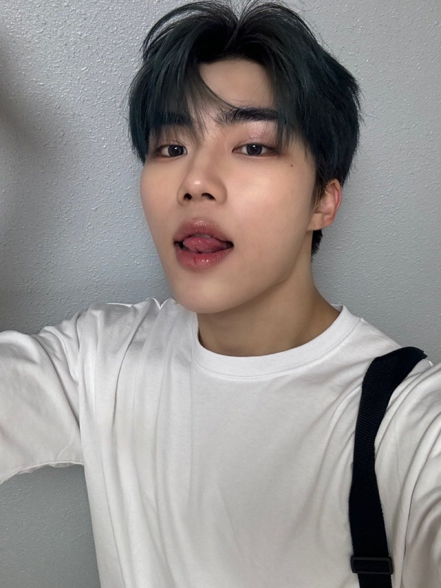 bunnyhao_'s tweet photo. THE TONGUE https://t.co/lt7DPvVAzA