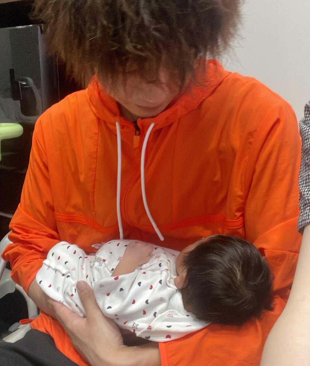 UVER238UNSER's tweet photo. 令和6年 6月7日
長男が誕生しました👶🏻

いつかUVERworldのLIVEに一緒に行く
そんな事も夢に見つつ
パパとして今まで以上に頑張ります💪 https://t.co/einJFxJ6bT