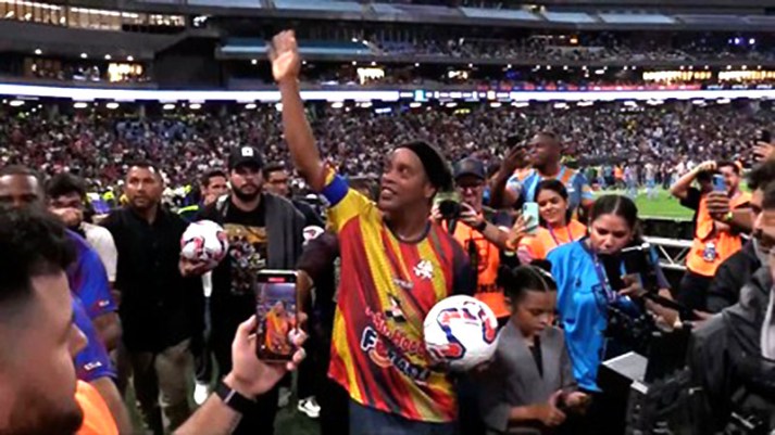laynekerzafra's tweet photo. Hola! Permiso, disculpen; Donde esta esa gente que pedían a gritos a nuestro ídolo Juan Arango?... sabiendo lo q significa Ronaldinho en el mundo del fútbol, pero ARANGO el mejor de nosotros no tuvo ese mismo recibimiento🤔
Atte: El sentido de pertenencia 🇻🇪 https://t.co/jYKkaM8PFY