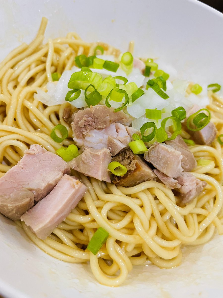 kuma_ND's tweet photo. 生存報告〜✨🧸

『中華そば魚魚』🐟
・冷やしえびそば（限定3）🦐
+肉増し🍖
・バラチャチーズ丼（限定4）🧀
・和え玉🍜

爽やかでスルスル食べられるけどしっかり濃い🦐&amp;食べ応えもあって最高🤤🎉✨

3杯くらい余裕でいけそう🤣🤣🤣

🧀丼も天才過ぎて昇天🥳✨

#中華そば魚魚 #ラーメン #飯テロ https://t.co/c7xeVnMNQo