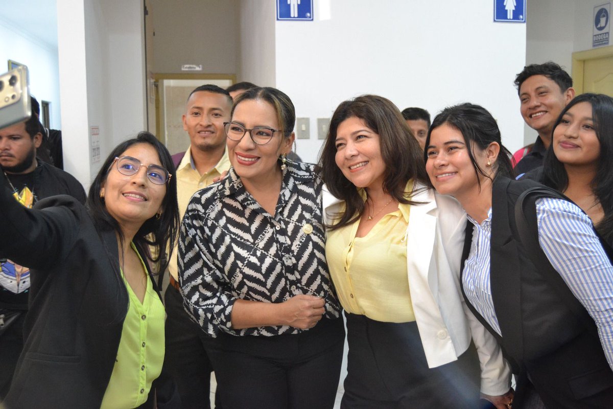 DHumanoEc's tweet photo. La ministra de Inclusión Económica y Social, @zaidarovira y el rector de la @UPSE_ec, Néstor Acosta firmaron un convenio interinstitucional con el objetivo de ejecutar acciones de interés recíproco en lo académico, científico y vinculación con la comunidad para desarrollar proyectos sociales y de emprendimientos.