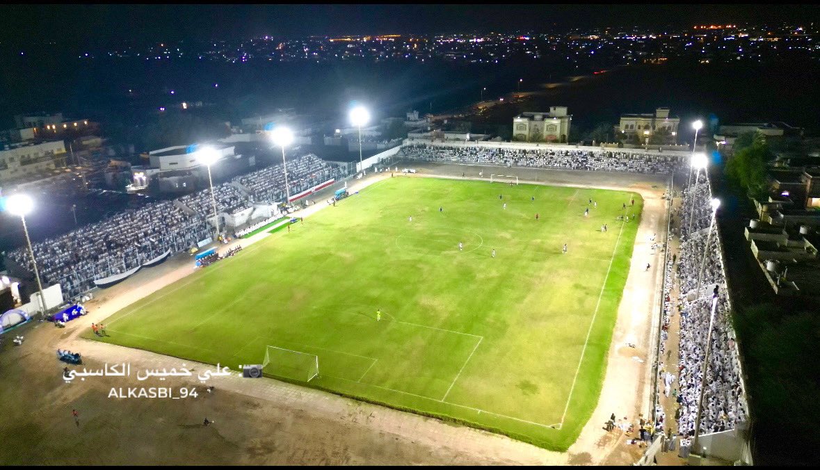 alkasbi_94's tweet photo. حين تُعشق كرة القدم ♥️⚽️ ليس لك إلا أن ترى هذا المنظر للمدرجات الممتلئة، والأهازيج التشجيعية المتنوعة، والأعلام والشعارات التي تعني الكثير لمُشجعيها.. حيث تخفق هنا قلوب المشجعين صغاراً وشباباً وشيباً بحب فرقهم..

الصور من نهائي دوري الهواة لنادي الوحدة في جعلان بني بوعلي بين فريقي الجوابي والقبس