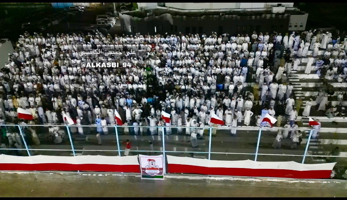 alkasbi_94's tweet photo. حين تُعشق كرة القدم ♥️⚽️ ليس لك إلا أن ترى هذا المنظر للمدرجات الممتلئة، والأهازيج التشجيعية المتنوعة، والأعلام والشعارات التي تعني الكثير لمُشجعيها.. حيث تخفق هنا قلوب المشجعين صغاراً وشباباً وشيباً بحب فرقهم..

الصور من نهائي دوري الهواة لنادي الوحدة في جعلان بني بوعلي بين فريقي الجوابي والقبس