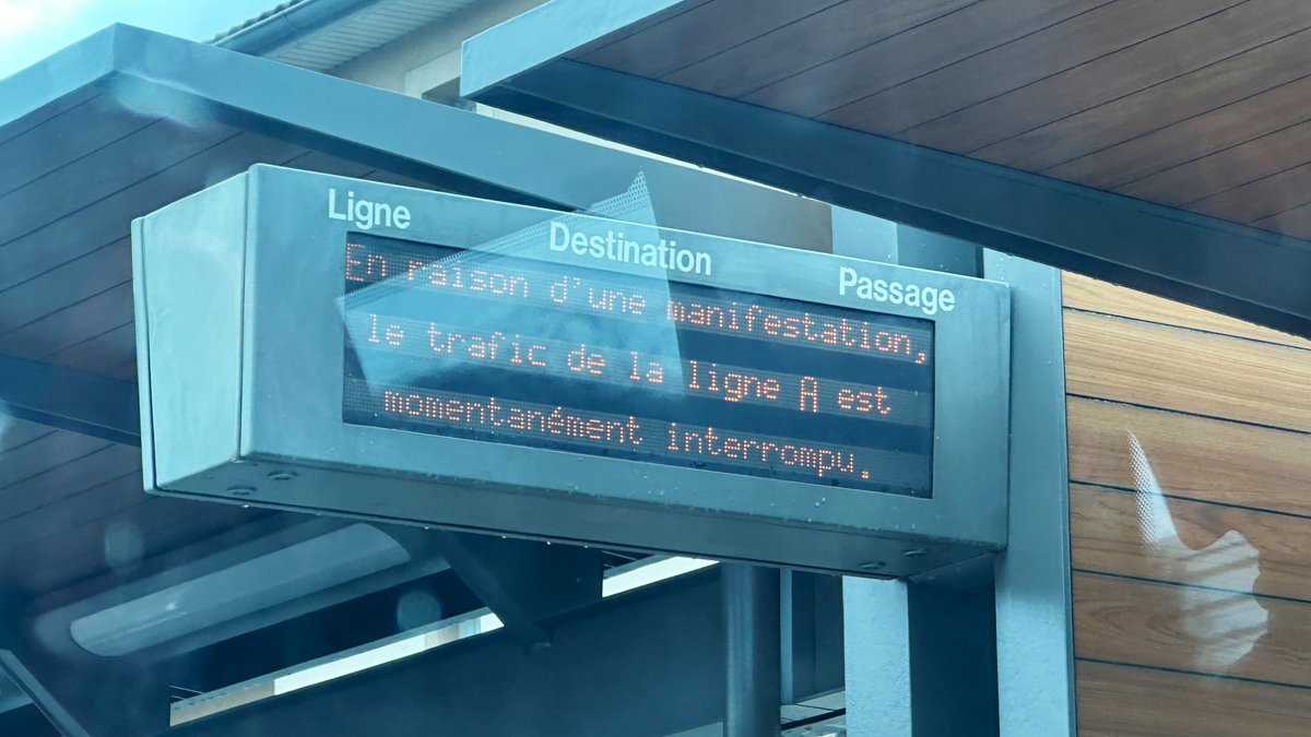 QDN_Media's tweet image. [🚏#Transports] – #T2C

En raison d’une manifestation, le trafic du @TramA_T2C est momentanément interrompu depuis 16h10.