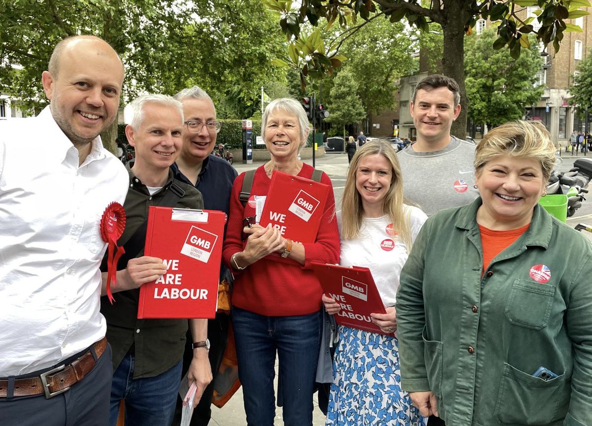 IslingtonSouth's tweet photo. 🌹’ISLINGTON ON TOUR’… 🌹
We’re in Kensington & Bayswater supporting Joe Powell 🌹
Joe is an active and winning campaigner - to take action on inequality by reducing corrupt wealth in the borough.🌹
🌹#VoteLabour #VoteJoePowell
@uklabour @EmilyThornberry @josephpowell https://t.co/9QE4aNN7mz