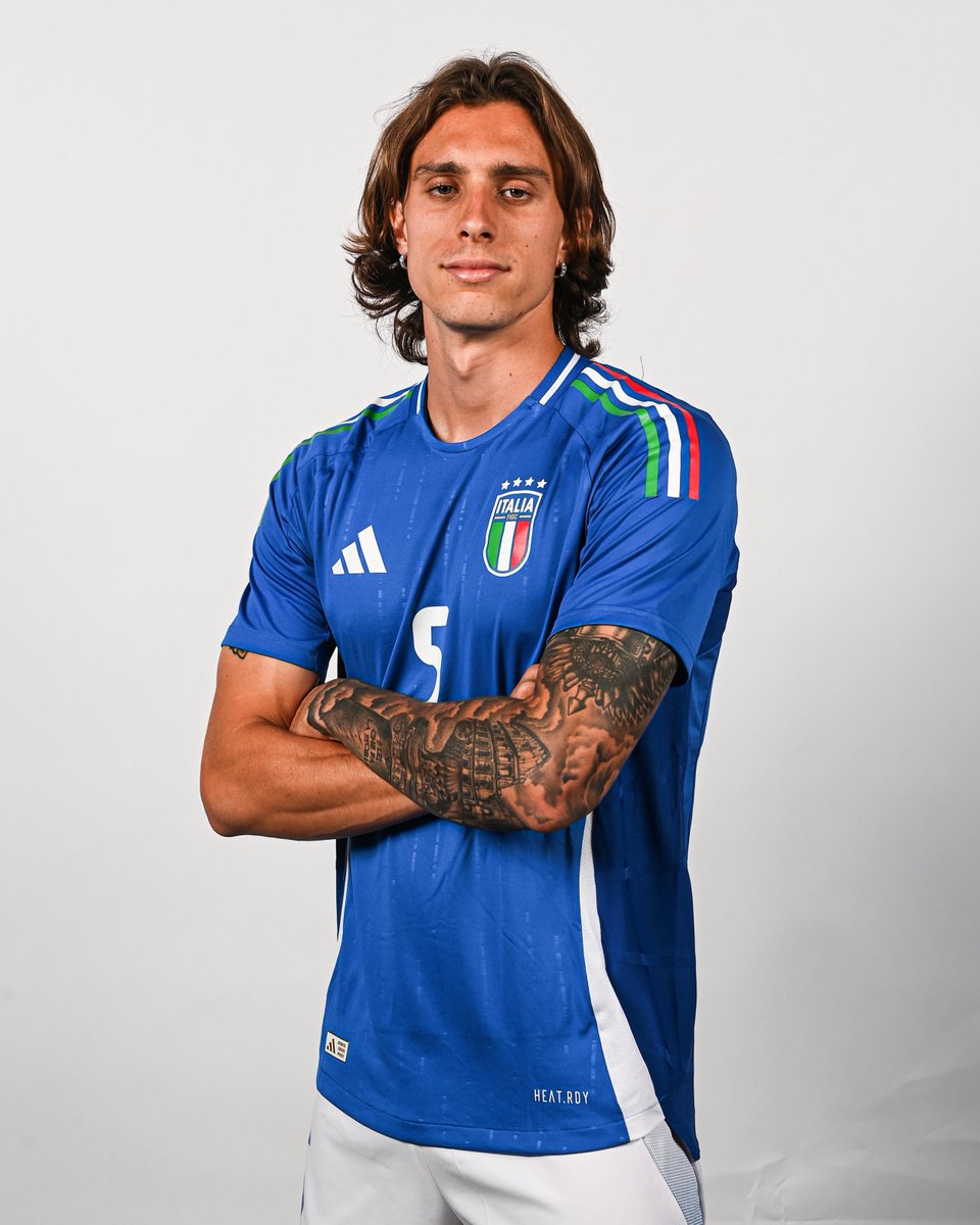 brfootball's tweet photo. The reigning European champs get in front of the cameras 🇮🇹📸 https://t.co/Ap2bYuJCKH