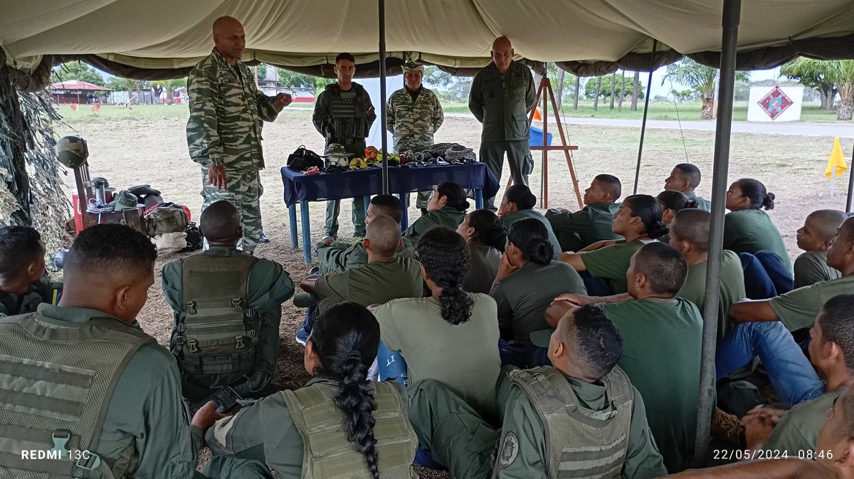 Milicia_ve's tweet photo. La #FANB a través de su @Milicia_B1 intensifica el despliegue de las #URRA en todo el territorio nacional, fortaleciendo no solo el Desarrollo Integral de nuestra Patria, también contribuyen en la seguridad de nuestro territorio nacional.

Nuestros combatientes integrantes de la #URRA de Milicia de la ZODI Guárico en perfecta fusión cívico militar recibieron instrucción de Nudos y Aparejos, en el Sector de Desarrollo Integral #SEDI Akarabisi. 🇻🇪

#SEDIMB

¡Somos soberanía, Somos Milicia Bolivariana!