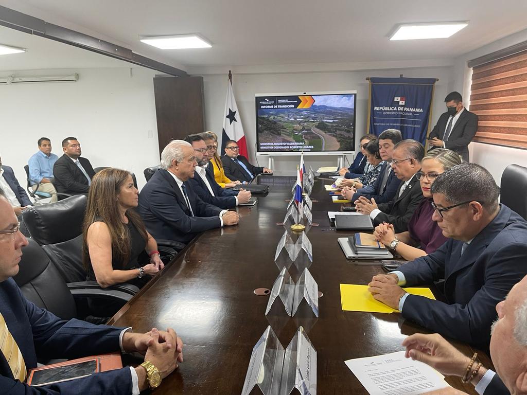 Rolinarest's tweet image. Ayer realizamos la primera reunión de transición del @MIDAPma. El equipo del ministro saliente y el entrante inició el proceso que continuará la próxima semana. 

Confiamos en llevar al sector agropecuario a una era de producción, excelencia, tecnología y eficiencia.
#MIDAPanama