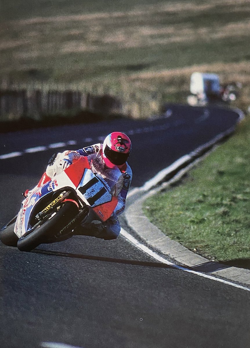 AntonioRamosGP's tweet photo. Steve Hislop π¬π§1οΈβ£1οΈβ£π
#HizzyStyle #IsleOfManTT
Pic David Collister from Motocourse 1991/92. https://t.co/o514z3bsHQ