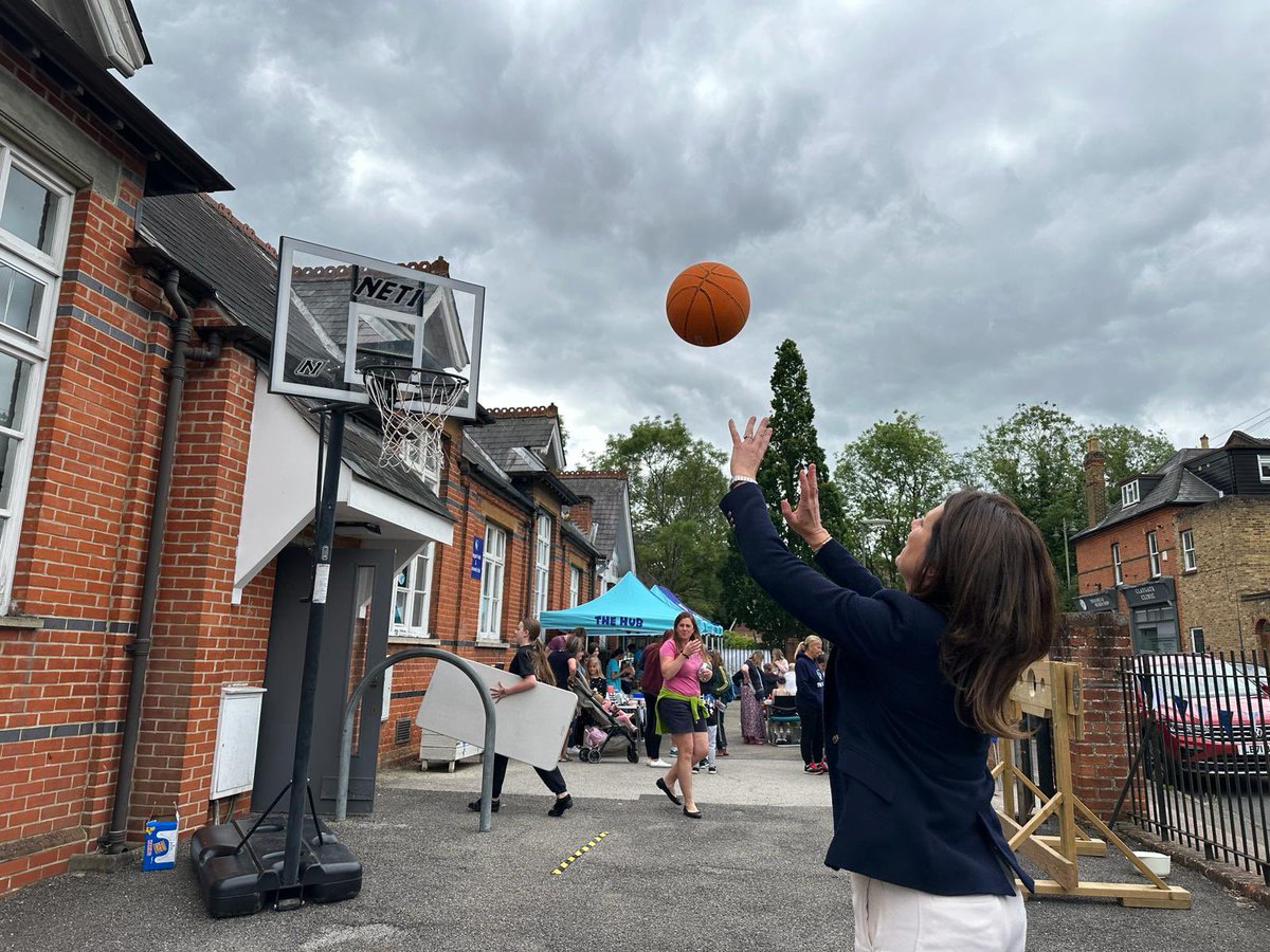 monicabeharding's tweet photo. Loved being down @Claygate_yc_hub #Hubfest to shoot some hoops & pick up some vintage finds. This is a great community hub for young people in the heart of #claygate proud to support. #EsherandWalton https://t.co/XL3gm9UBJU