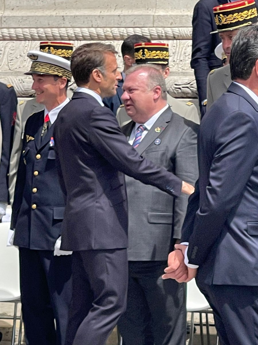 DG_Armement's tweet photo. 🇫🇷🇺🇸 | Présent à la cérémonie de bienvenue de @JoeBiden sous l'Arc de Triomphe avec @EmmanuelMacron, @CEMA_FR, @CEMAT_FR, @CEMM_FR &amp; le chef d'état-major particulier #CEMP pour sa visite d'Etat à l'occasion du 80e anniversaire du #Débarquement du 6 juin 1944 https://t.co/wIafBY9Qsb