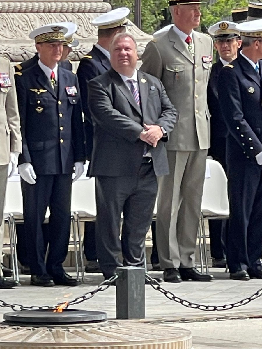 DG_Armement's tweet photo. 🇫🇷🇺🇸 | Présent à la cérémonie de bienvenue de @JoeBiden sous l'Arc de Triomphe avec @EmmanuelMacron, @CEMA_FR, @CEMAT_FR, @CEMM_FR &amp; le chef d'état-major particulier #CEMP pour sa visite d'Etat à l'occasion du 80e anniversaire du #Débarquement du 6 juin 1944 https://t.co/wIafBY9Qsb
