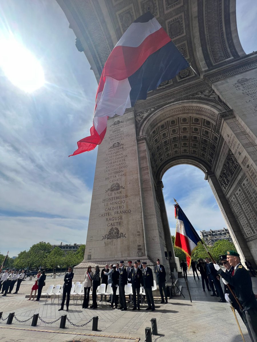 DG_Armement's tweet photo. 🇫🇷🇺🇸 | Présent à la cérémonie de bienvenue de @JoeBiden sous l'Arc de Triomphe avec @EmmanuelMacron, @CEMA_FR, @CEMAT_FR, @CEMM_FR &amp; le chef d'état-major particulier #CEMP pour sa visite d'Etat à l'occasion du 80e anniversaire du #Débarquement du 6 juin 1944 https://t.co/wIafBY9Qsb