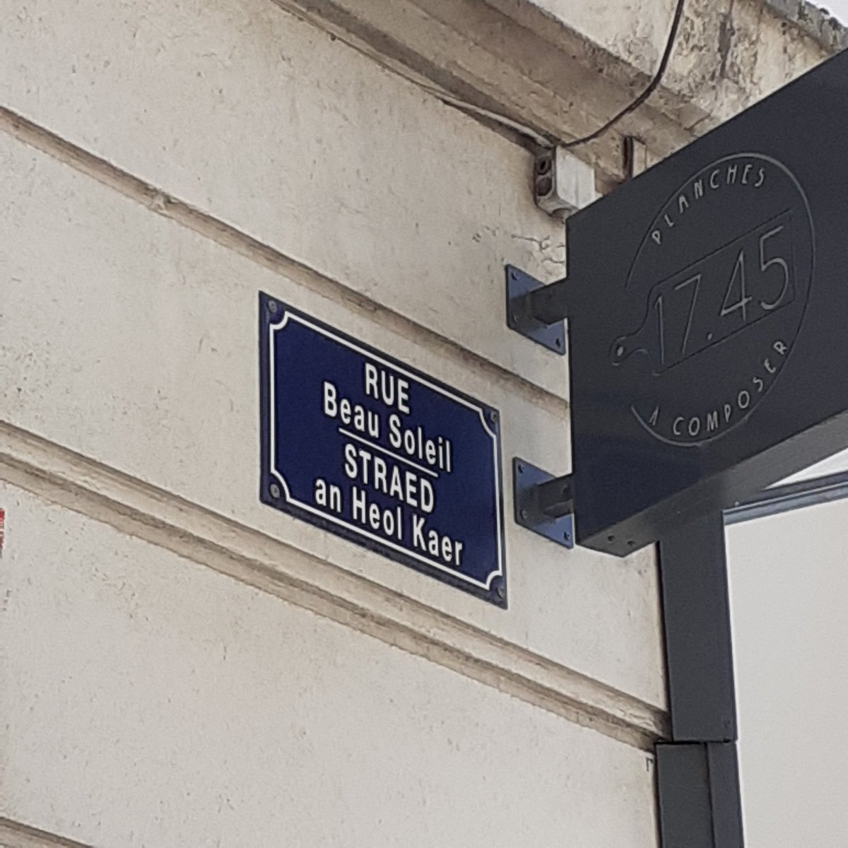 GuyonvarchC's tweet photo. Pelec'h on me? #brezhoneg ha #galleg asambles. #bzhg Où suis-je? #breton et #francais réunis. https://t.co/j8bRQn6AiO