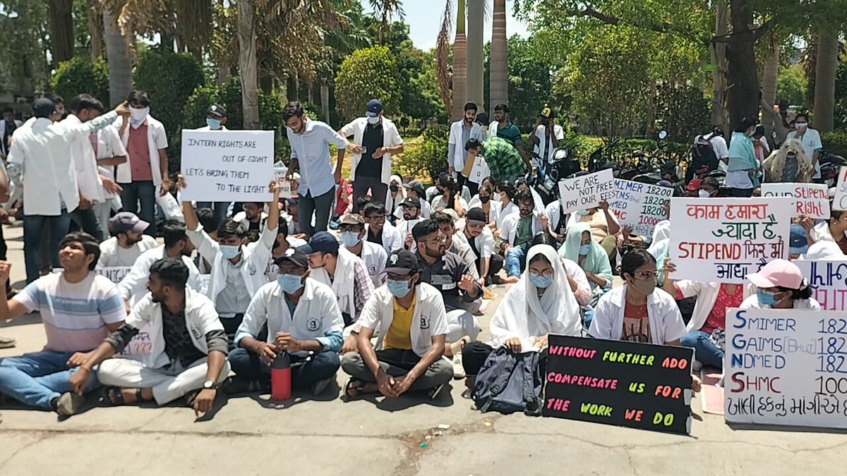 AcharyaAgnivesh's tweet photo. 6 days on strike in scorching heat, demanding fair stipends. Shantabaa interns deserve better!
#ShantabaaInterns
#ShantabaaNeedJustice

1) @PMOIndia 
2) @CMOGuj
3) @NMC_IND
4) @official_aimsa
5) @IMAIndiaOrg
6) @MoHFW_INDIA https://t.co/P7w5DShwDa