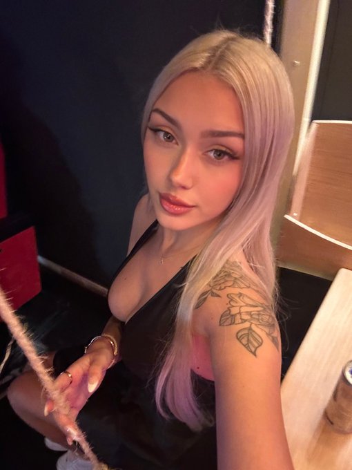 how I&rsquo;d be looking at u if we were bf and gf https://t.co/xRGnLYszr3