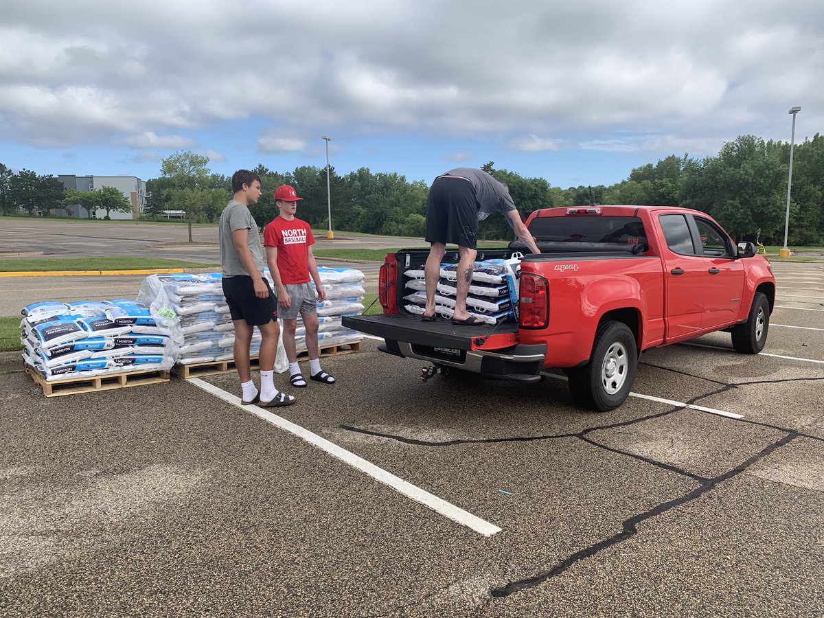LNBsblBoosters's tweet image. Session 1 of 2 for Softener Salt fundraiser pickup! Thank you to those that support @LN_Baseball